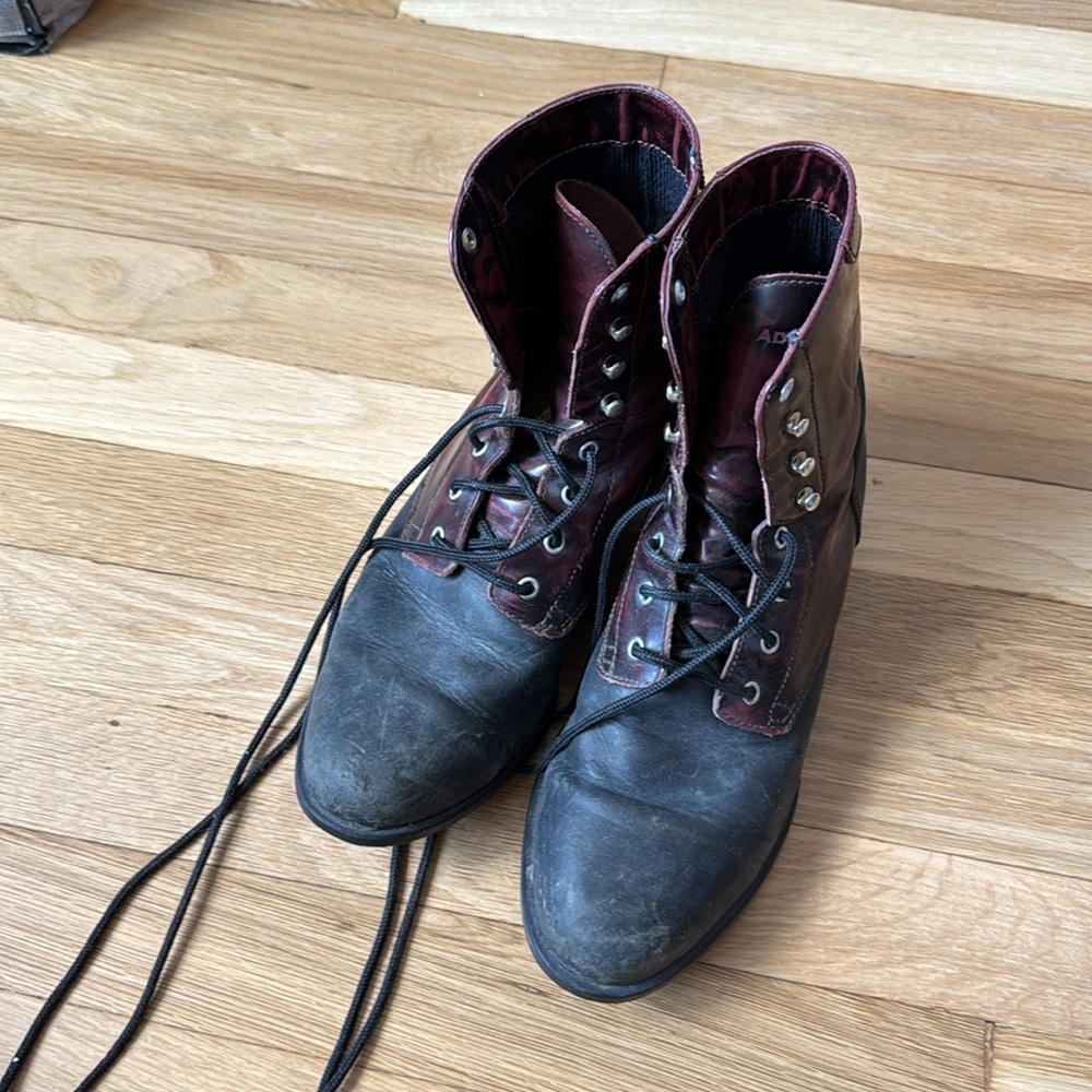 ARIAT black and deep red 8 hole boots